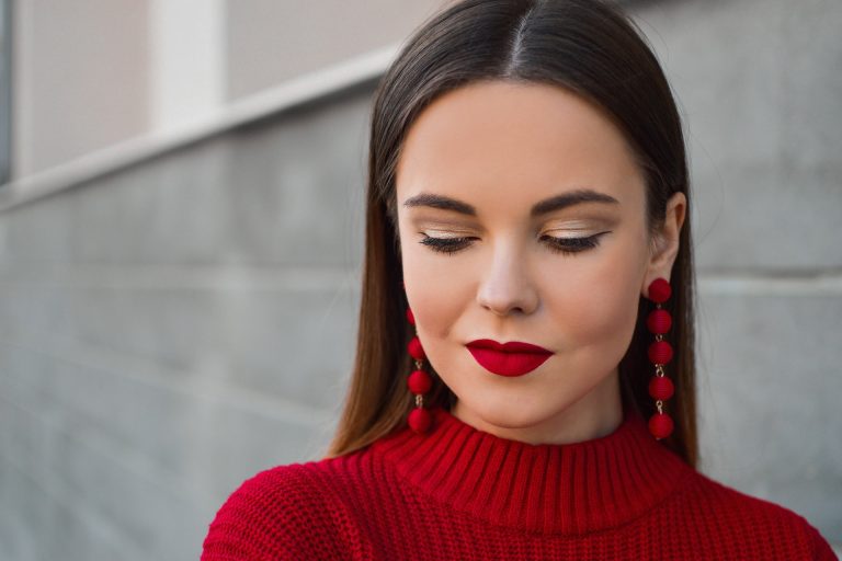 Digital Elegance: The World of Makeup Online in the UAE