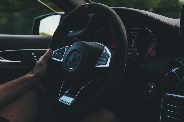 Cruise in Comfort: Luxury Car Rentals for Your Dubai Adventure